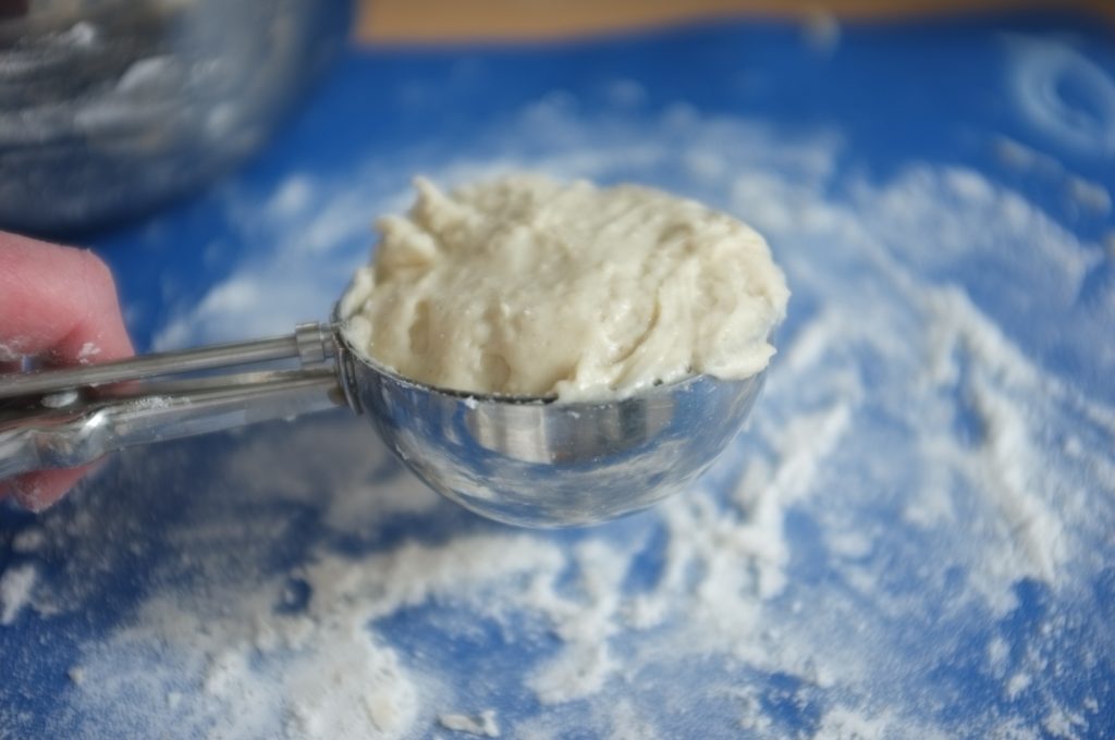 Pour attraper facilement la pâte et la verser dans mes mains pour faconer les pains, j'utilise une large cuillère à glace...