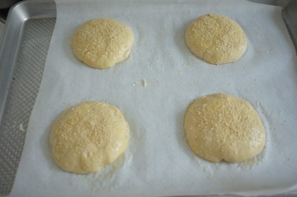 Les pains burdger sans gluten avant d'être enfournés