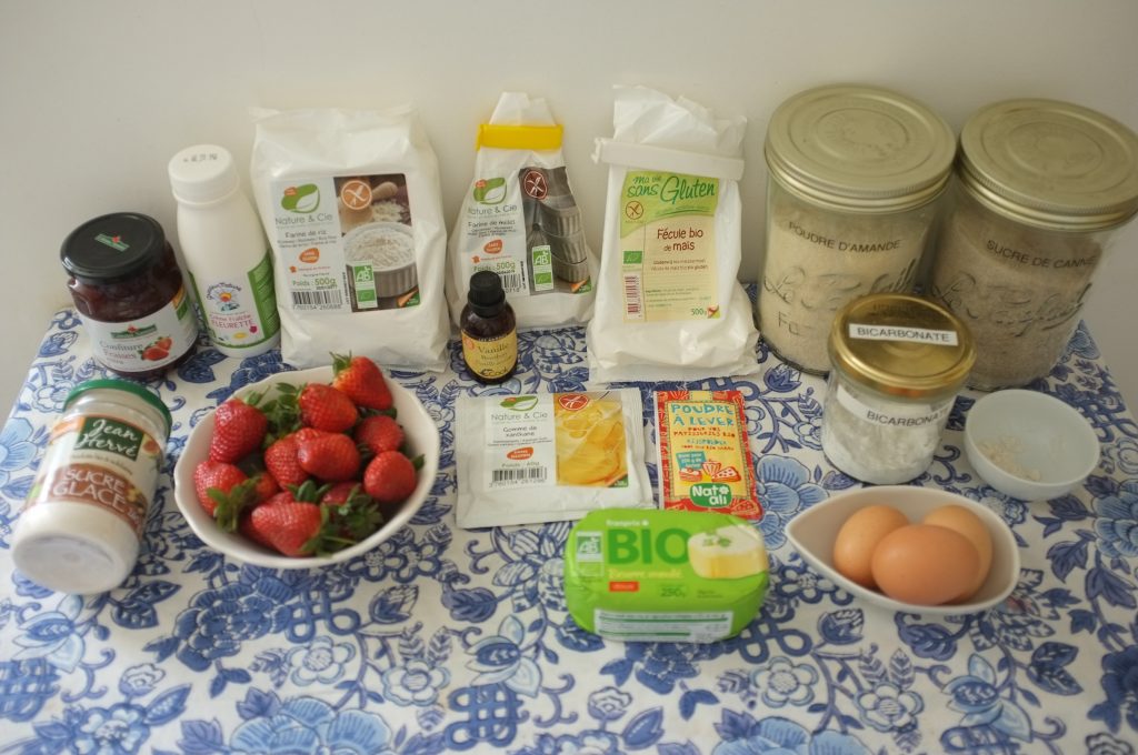 Les ingrédients sans gluten pour le gâteau roulé à la fraise, les fraises de la photo sont pour accompagner le gâteau