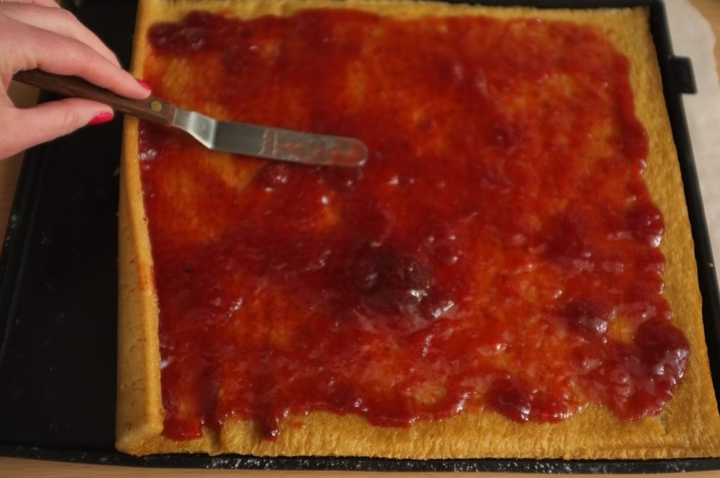 Une première couche de confiture de fraise...