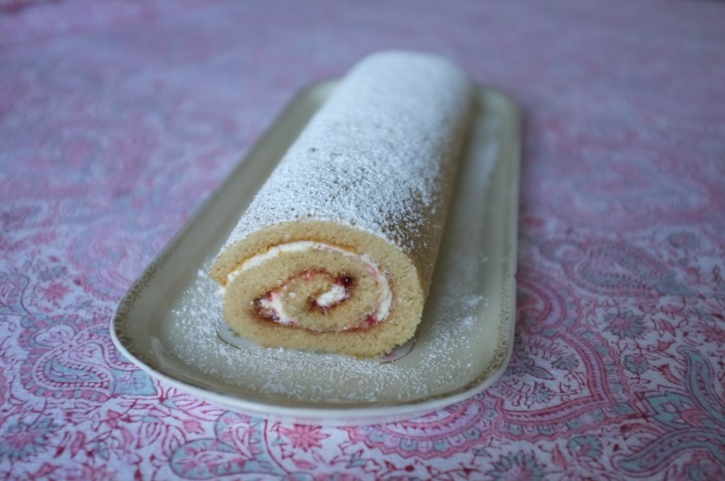 Le gâteau sans gluten roulé à la fraise.