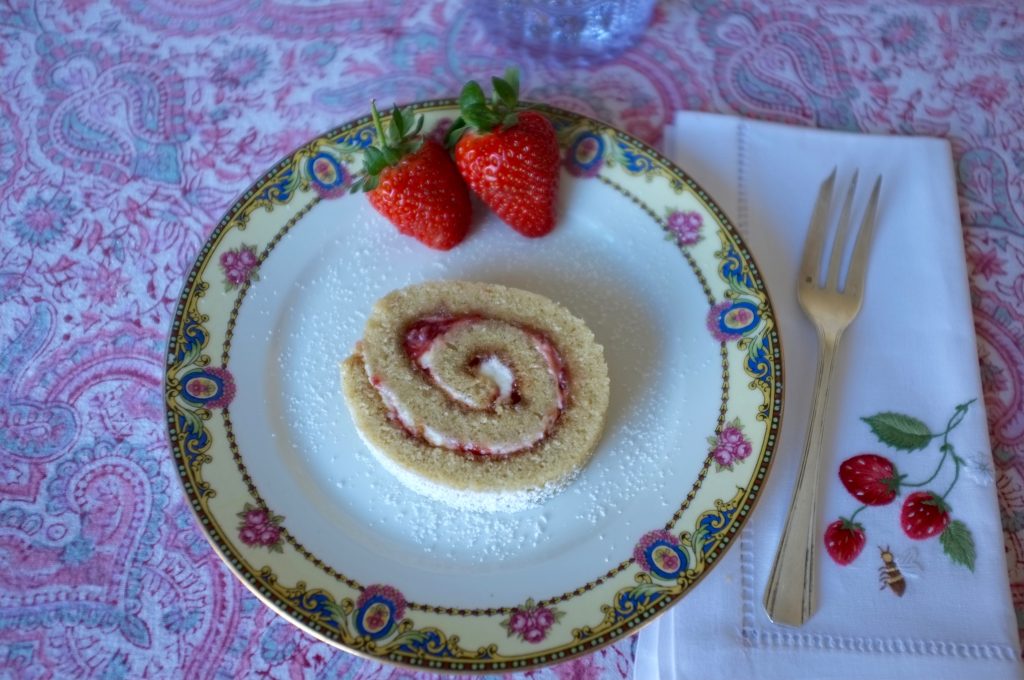 Une part de gâteau roulé sans gluten à la fraise. 