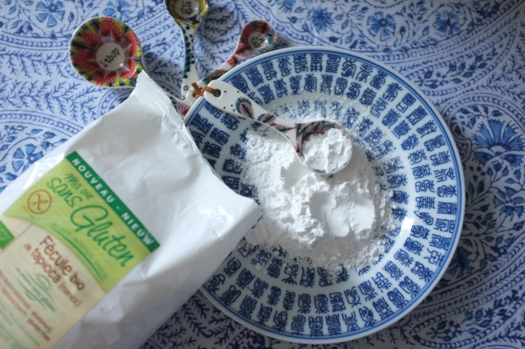 La fécule de tapioca ressemble à du talc, à la fécule de maïs. rien avoir avec les mini perles de tapioca qui souvent portent malheureusement et par erreur le nom de "fécule".