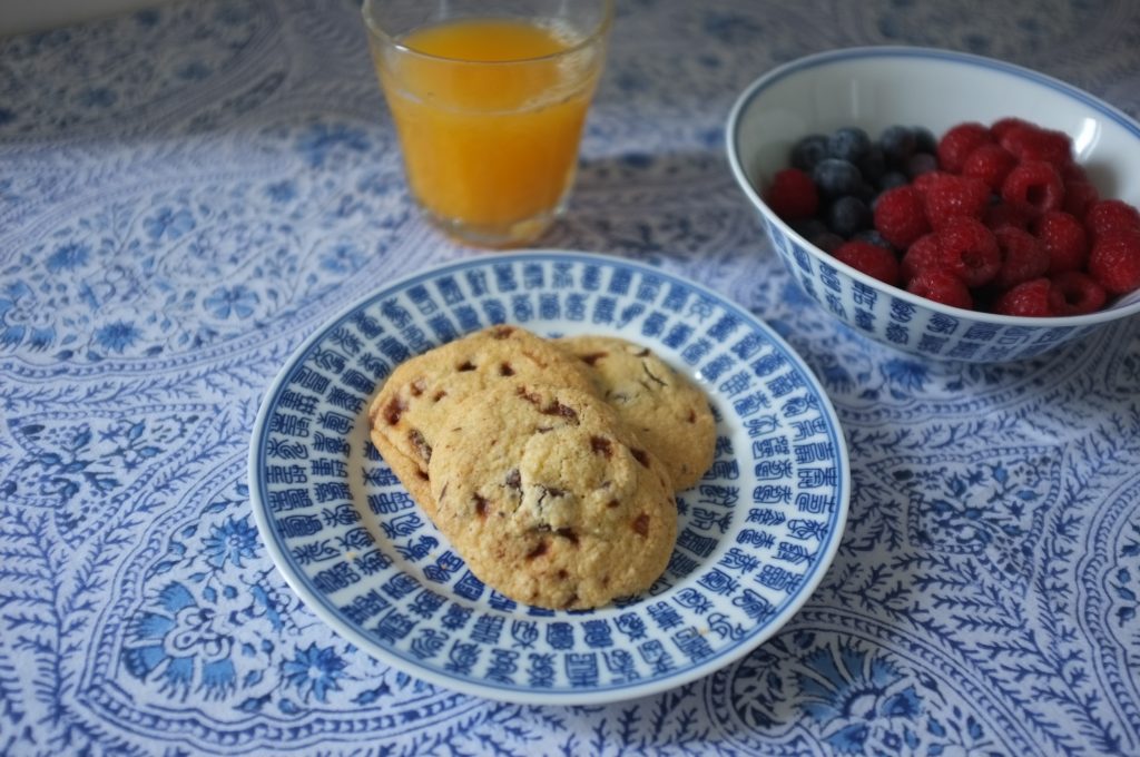 Les cookies au chocolat noir et éclats de caramel d'Isigny, pour notre goûter. 