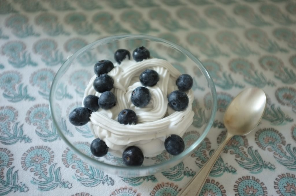 La crème fouettée sans lactose accompagne également délicieusement les fruits