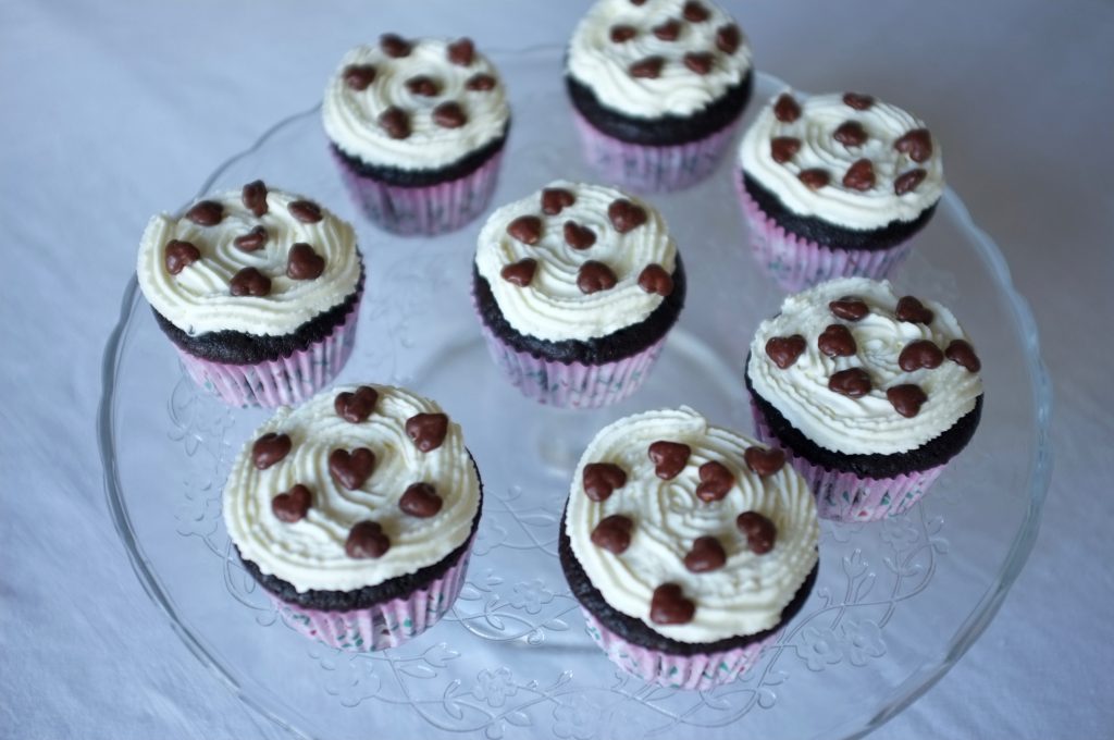 Les cupcakes sans gluten décorés de crème fouettée sans lactose