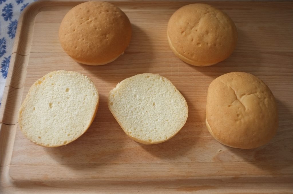 Les pains burger sans gluten de Gerbé Sans Gluten, tranché en deux, la mie est tendre et se tient bien.