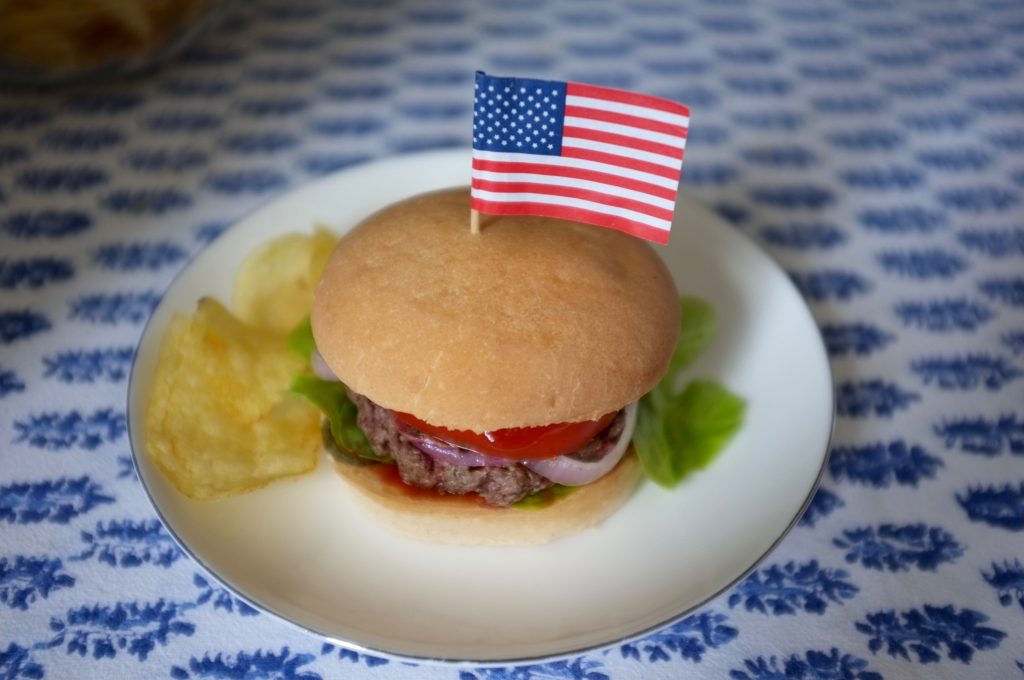 Notre burger sans gluten avec un peu de chips, forcément;