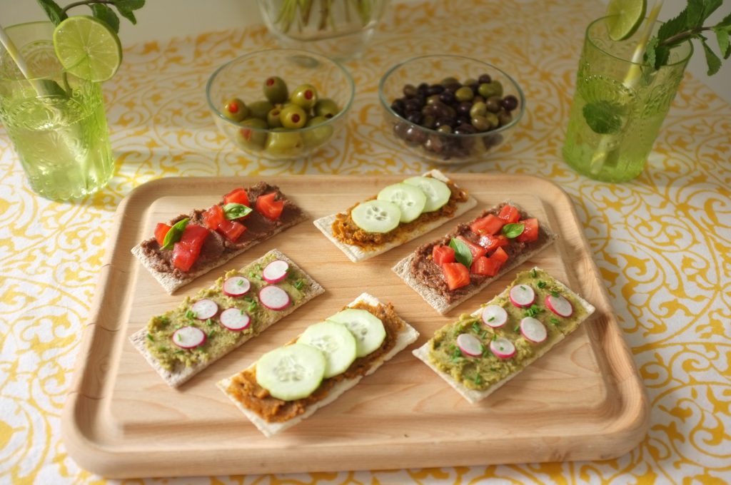 L'apéro avec les tartines croquantes et les terrines végétales, décorés des légumes du marché.