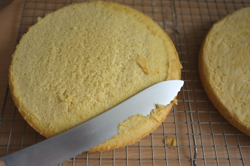 Le dessus des gâteaux est légèrement coupé pour laisser apparaitre la tendre génoise sans gluten