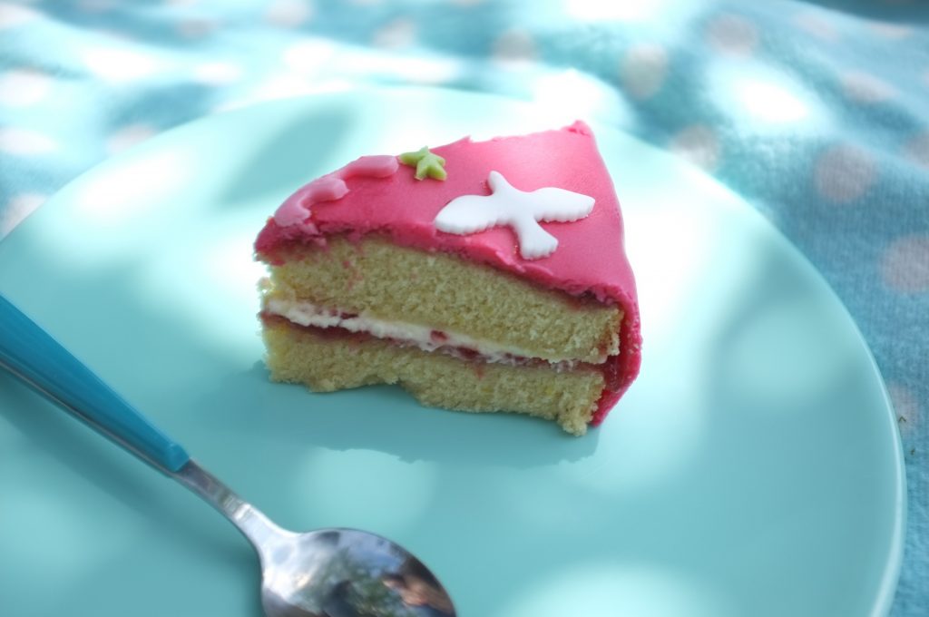 Le gâteau d'anniversaire sans gluten fraise et pâte à sucre pour Lou