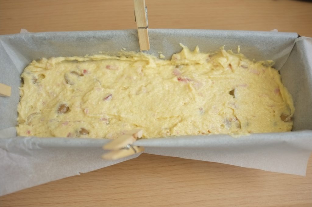 Le cake sans gluten au jambon et aux olives avant d'être enfourné