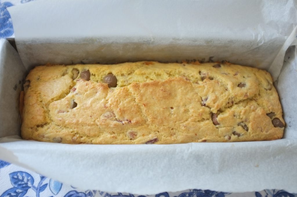 Le cake sans gluten au jambon et aux olives à la sortie du four, la farine de millet lui apporte cette belle couleur dorée.