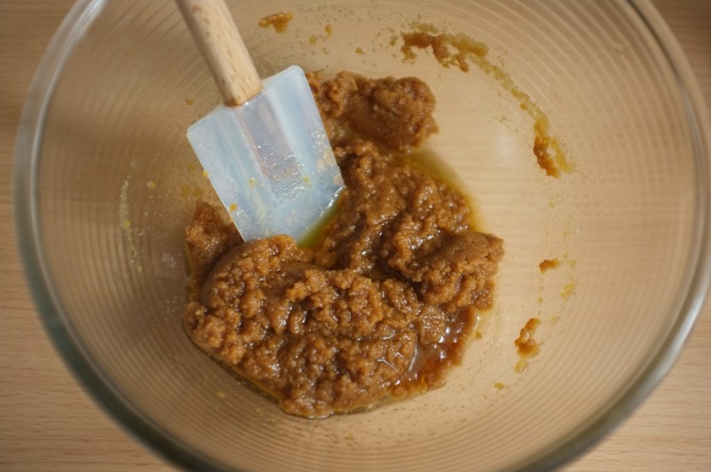 Le sucre et le beurre fondu sont mélangés ensemble simplement avec une spatule