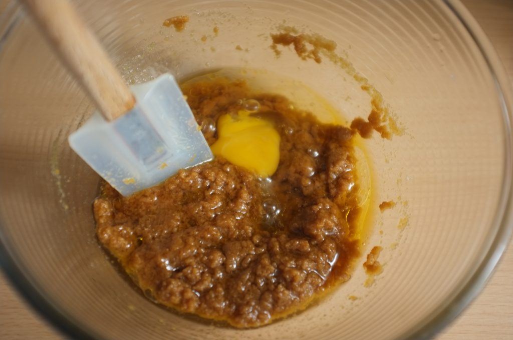 J'ajoute l'oeuf, toujours en mélangeant simplement avec une spatule.