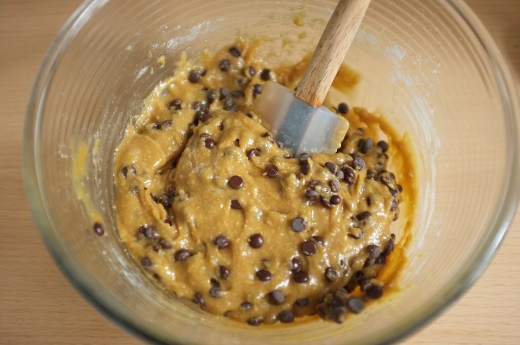 Je verse les pépites de chocolat sans gluten dans la pâte