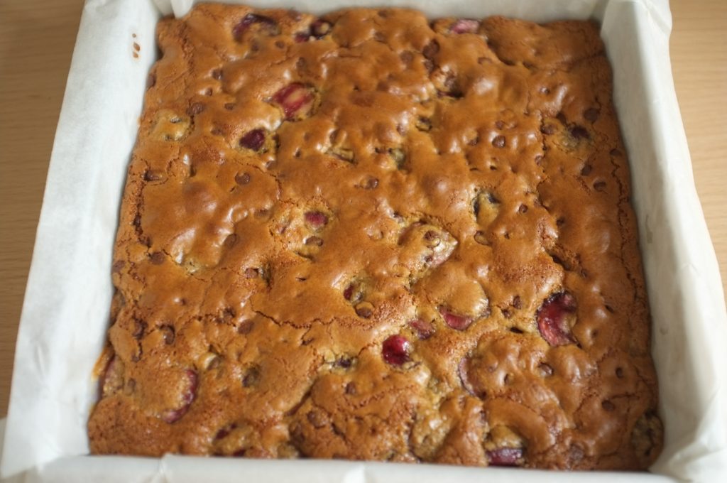 Le gâteau sans gluten cerise et chocolat à la sortie du four