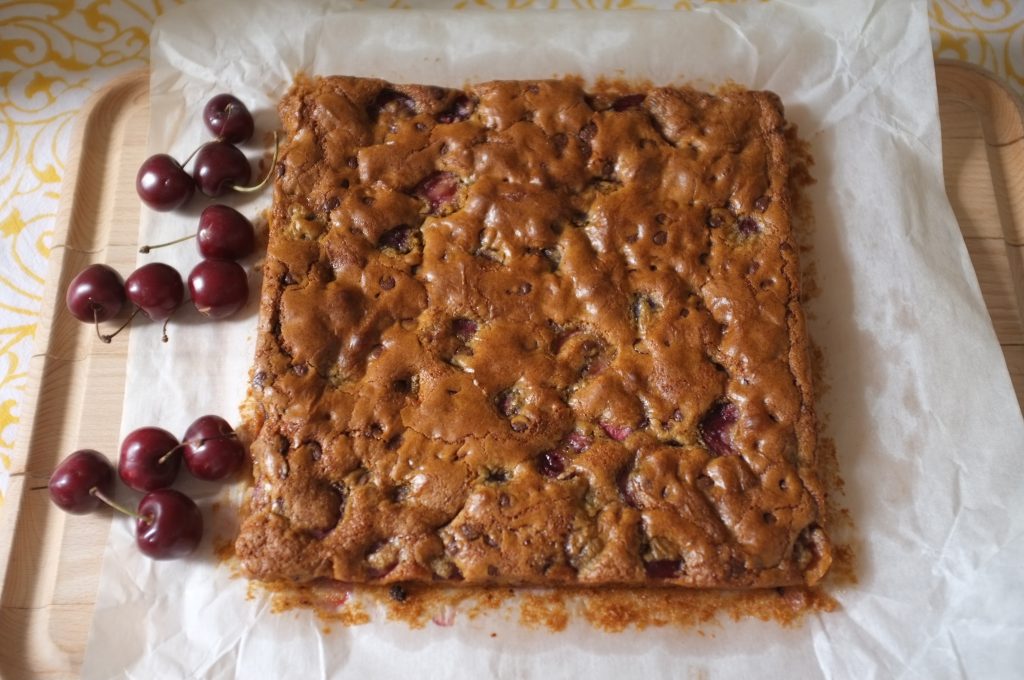 le gâteau sans gluten cerise et chocolat prêt pour le pique-nique.