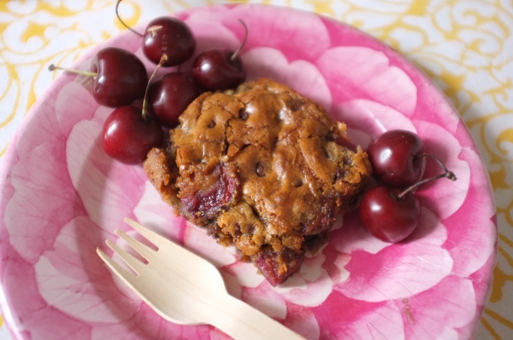 le gâteau sans gluten cerise est chocolat est croustillant sur le dessus et tendre au coeur 