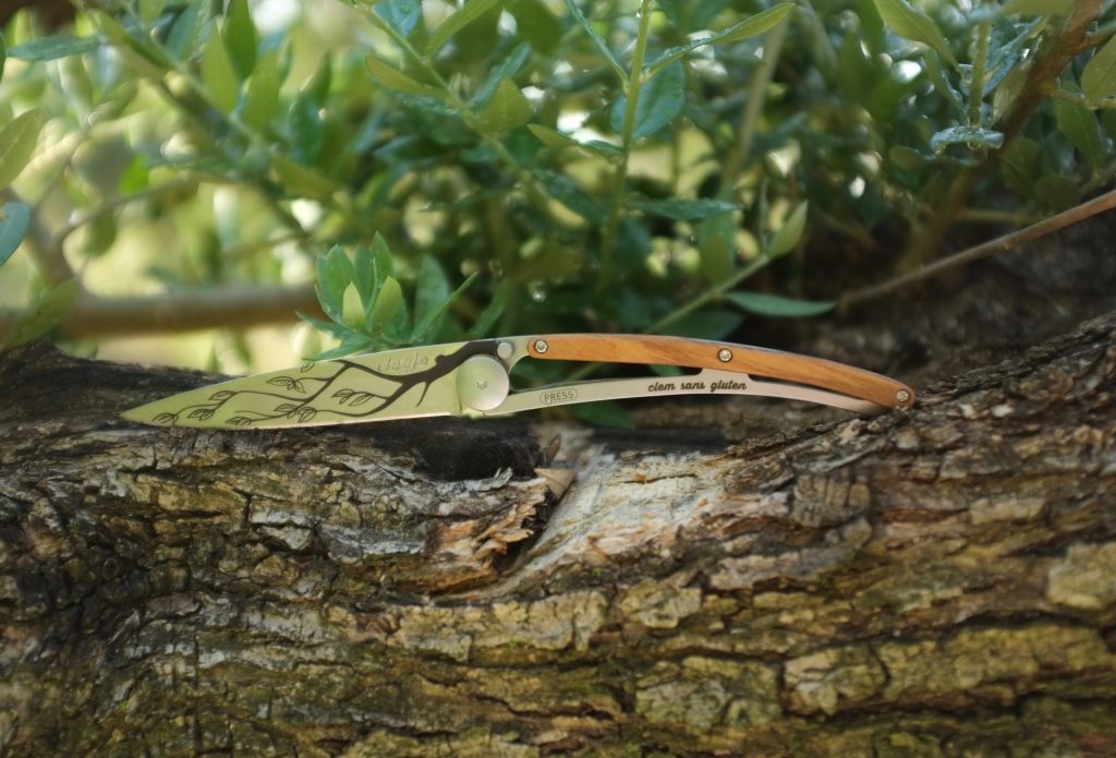 Mon couteau Deejo, auv son manche en bois d'olivier...dans nos oliviers de Provence. 