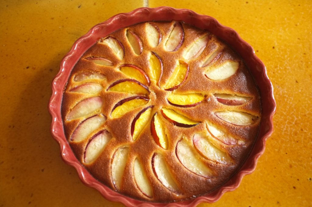 Le gâteau sans gluten amande et brugnon à la sortie du four, tout doré, prêt a être dévoré...