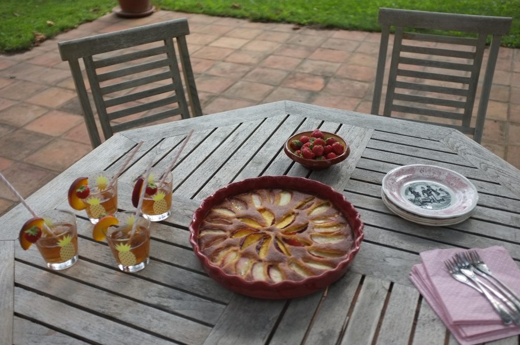 Notre table sans gluten  pour le goûter avec le gâteau amande et brugnon accompagné d'une tisane ( pour éviter la théine) à la pêche et de quelques fraises locales.