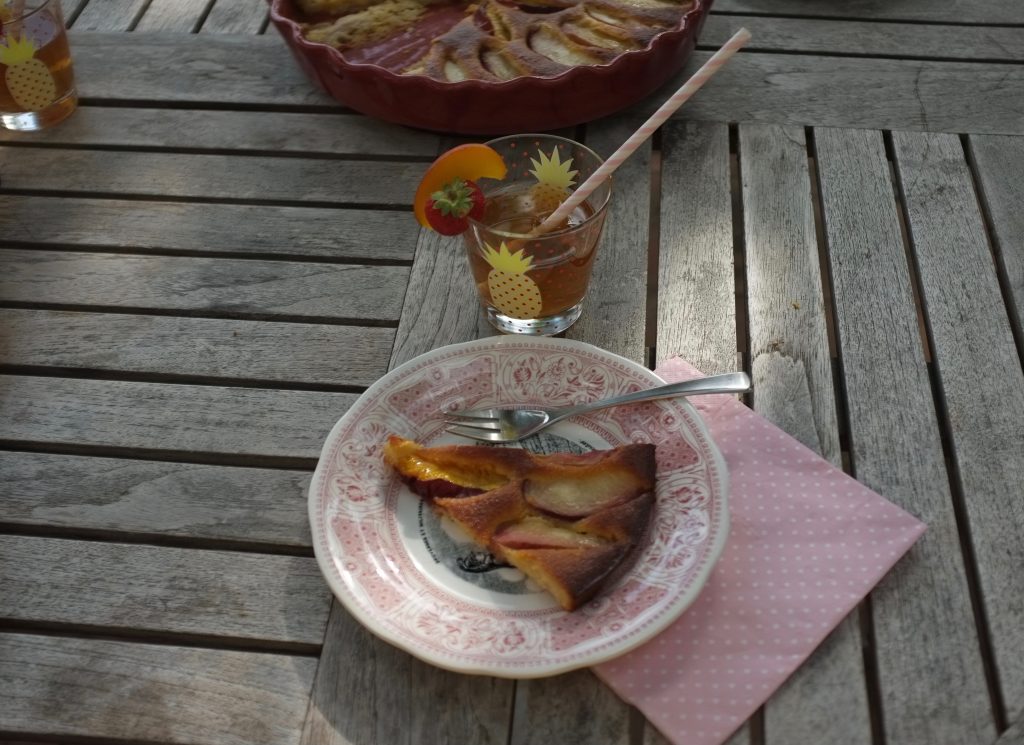 une part de gâteau sans gluten amande et brugnon et un rayon de soleil...