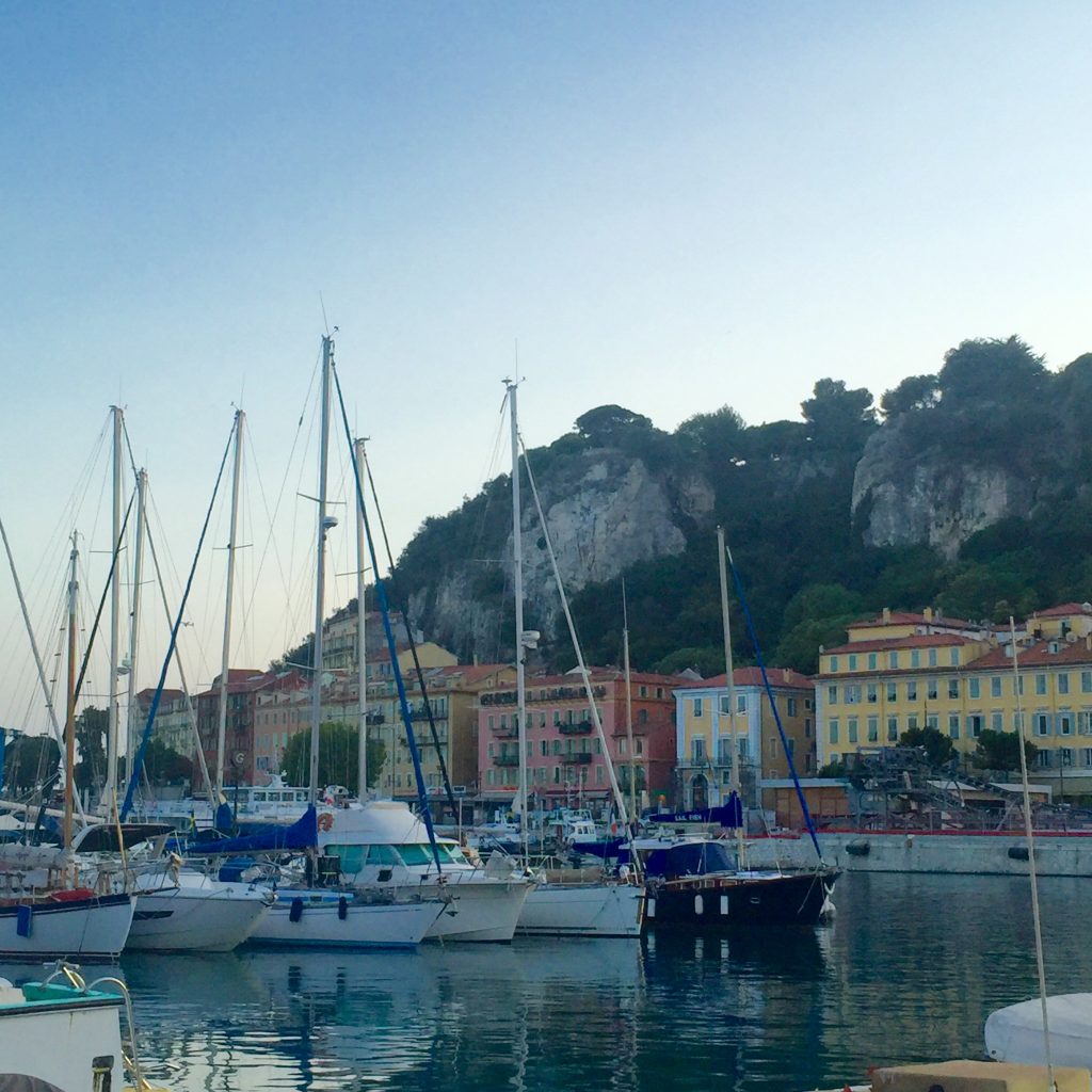 La vue du vieux port de Nice et les immeubles aux fabuleuses couleurs ocres.