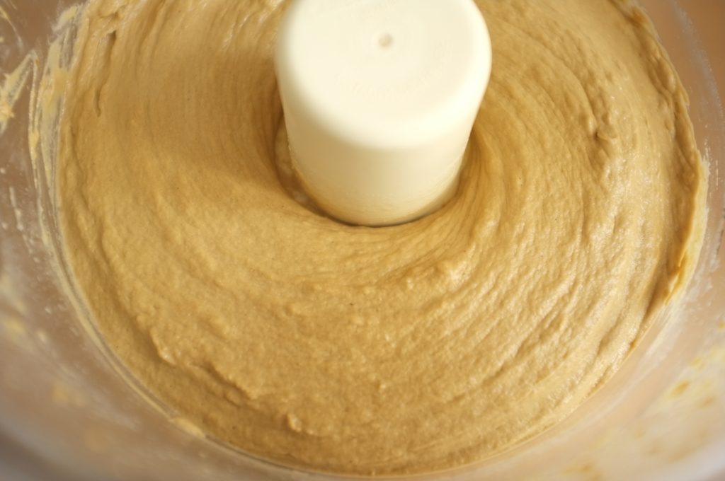 La pâte sans gluten pour le pain au teff est d'une belle couleur caramel