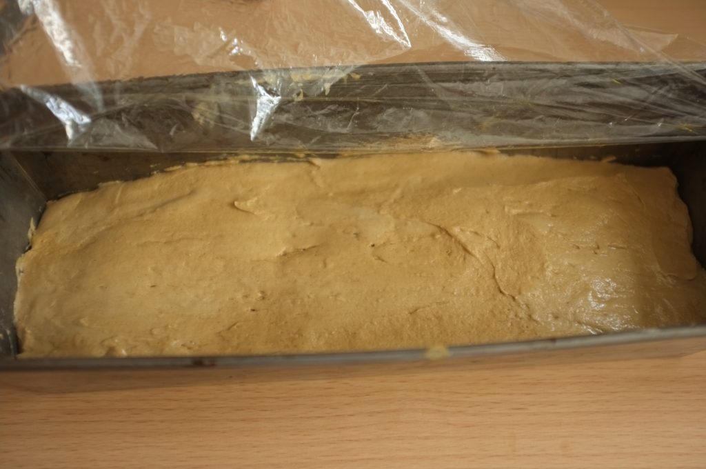 Le pain sans gluten à la farine de teff va lever au chaud pendant 1h.