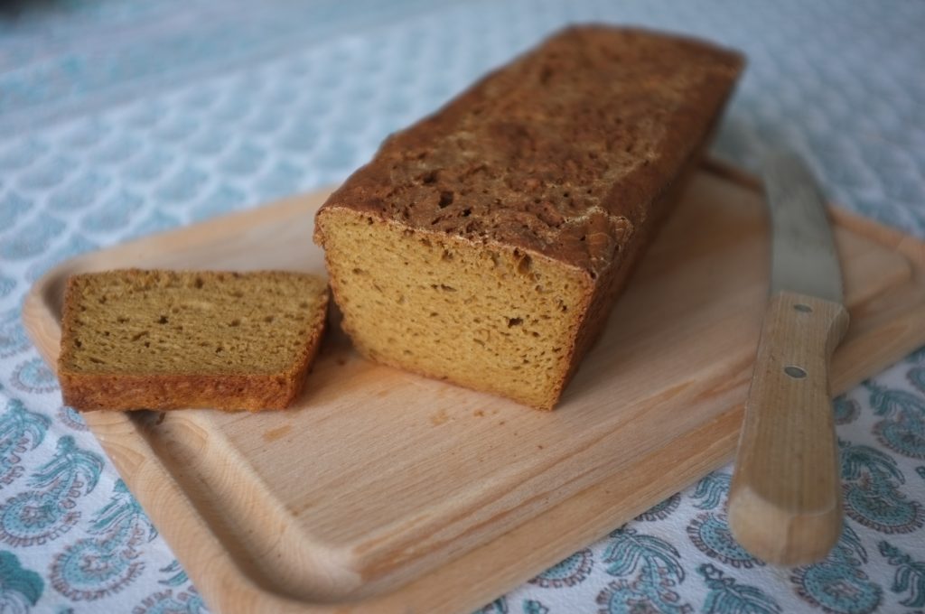 le pain sans gluten à la farine de teff est d'une belle couleur brune et d'un déliceiux gout de noisette 