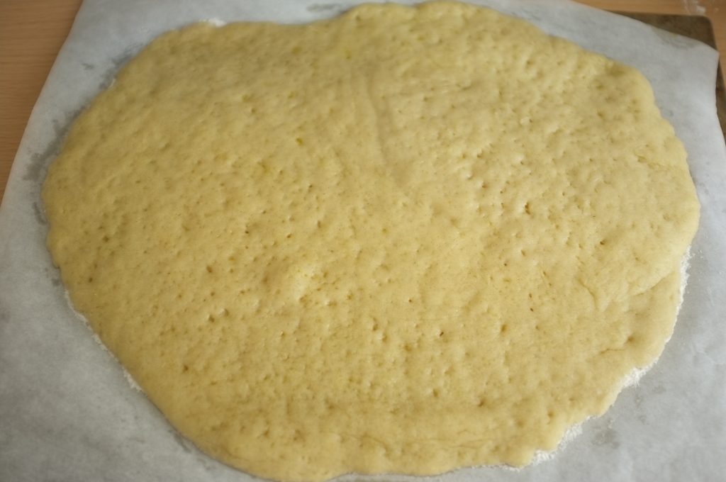 Le fond de pâte à pizza sans gluten est ré-cuit , prêtte pour la pissaladière