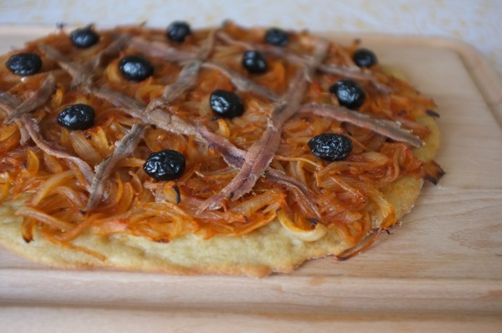 La pissaladière sans gluten prête à être dégustée