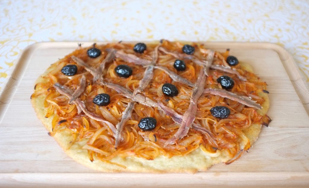 la pissaladière sans gluten prêtte à être dégustée entre amis