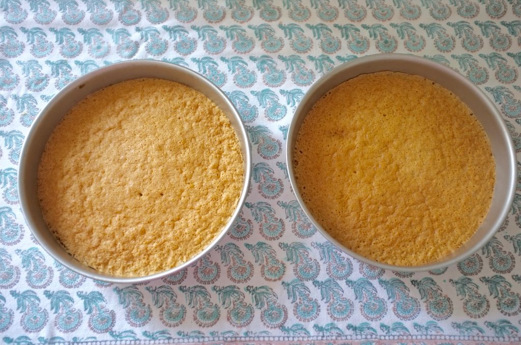 Les deux gâteaux sans gluten vanille à la sortie du four.