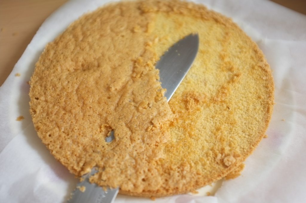 J'enlève la très fine croute du gâteau sans gluten pour laisser apparaitre la génoise.