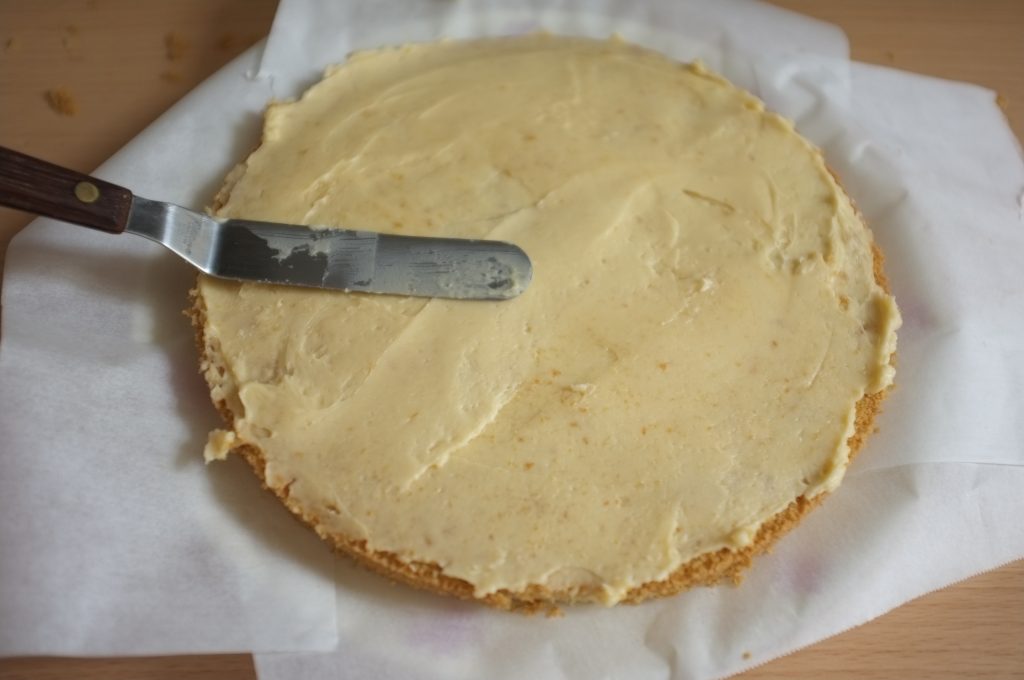 La plat de service est protégé, je dépose une couche de crème au beurre également parfumée à la vanille