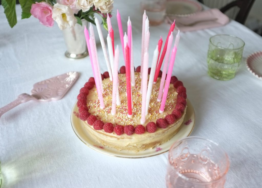 Mon gâteau sans gluten à deux étage, parfumé à la vanille et décoré de framboises fraiches