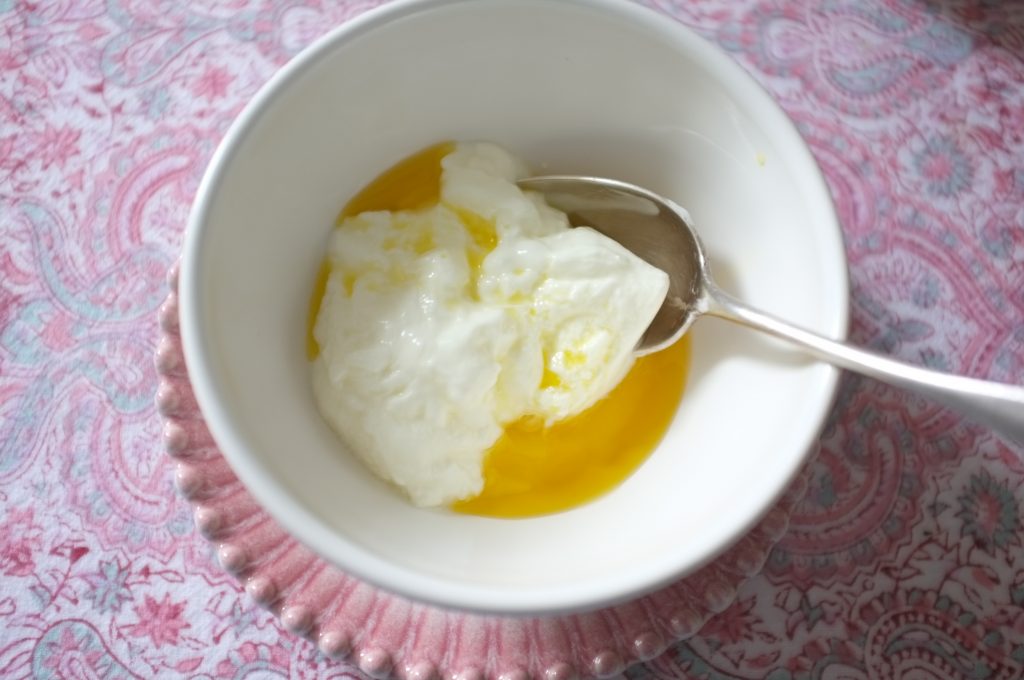 Je mélange d'abord l'huile de lin avec le yaourt. Ici c'est un yaourt classique, parfoit c'est du fromage blanc, parfois un yaourt de soja...