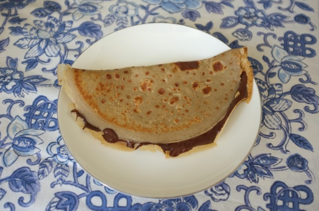 J'ai fais des crèpes de sarrasin avec de la farine et du lait de sarrasin, accompagné de chocolat noir simplement fondu, un vrai régal!