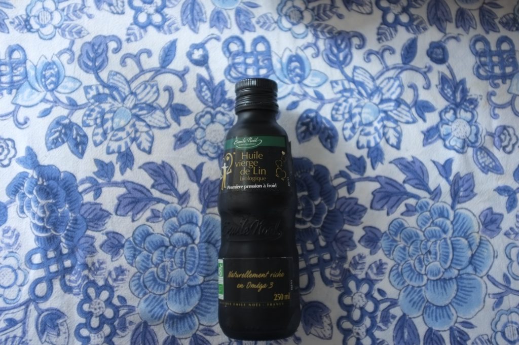 L'huile de lin de Emile Noël. La bouteille est noire car l'huile de lin est fragile et doit rester dans l'obsurité pour conserver toutes ces merveilleuses qualités nutritives.
