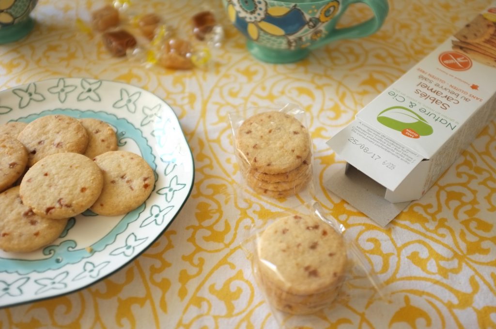 Les biscuit sablés caramel pour accompagner une tasse de thé.