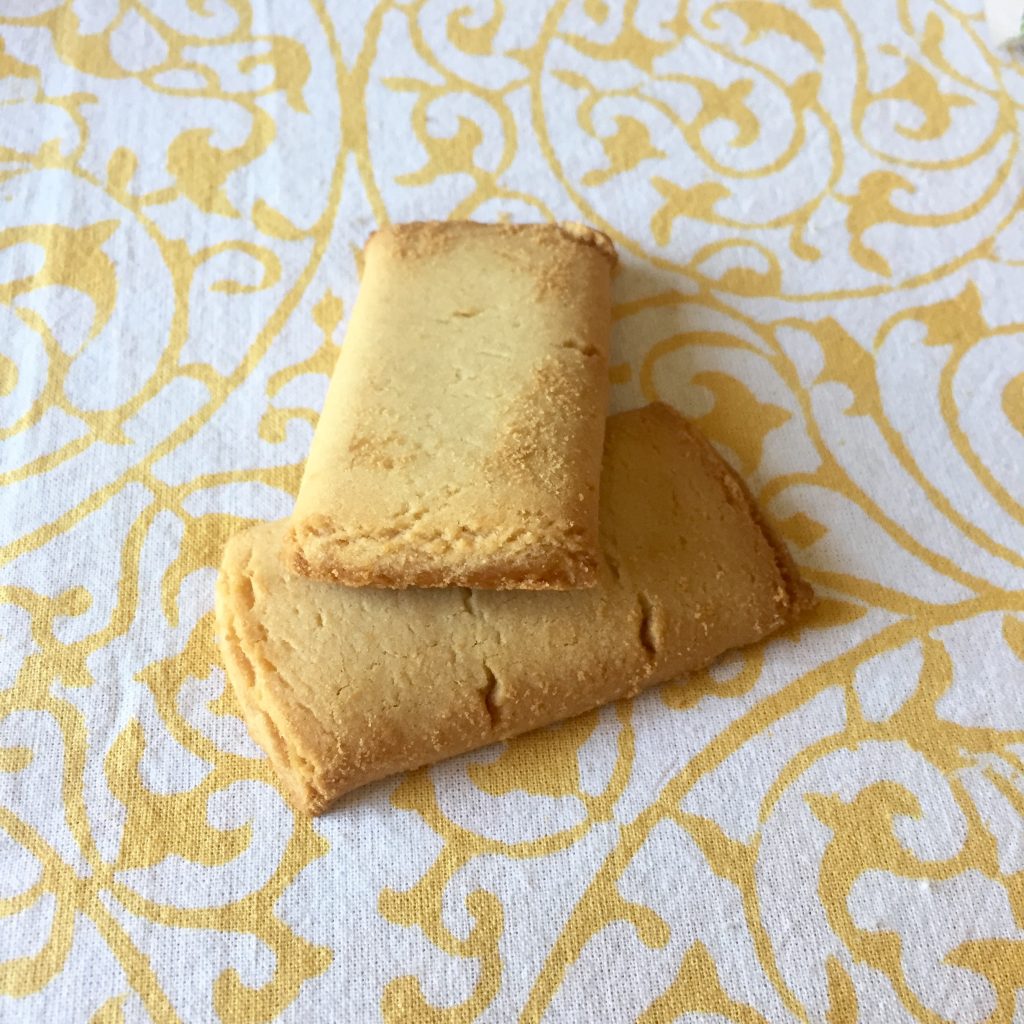 Les biscuits fourrés abricot. Le paquet contient deux biscuits par sachet.
