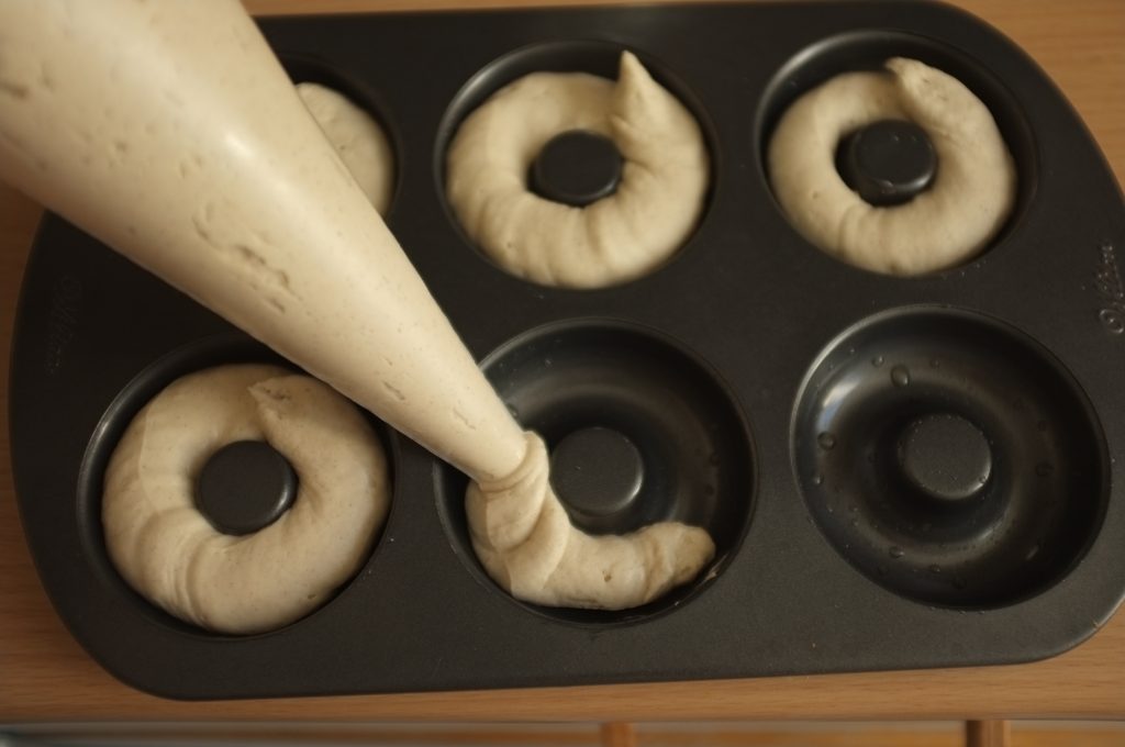 Je dépose la pâte sans gluten dans les cavité du moule à donuts