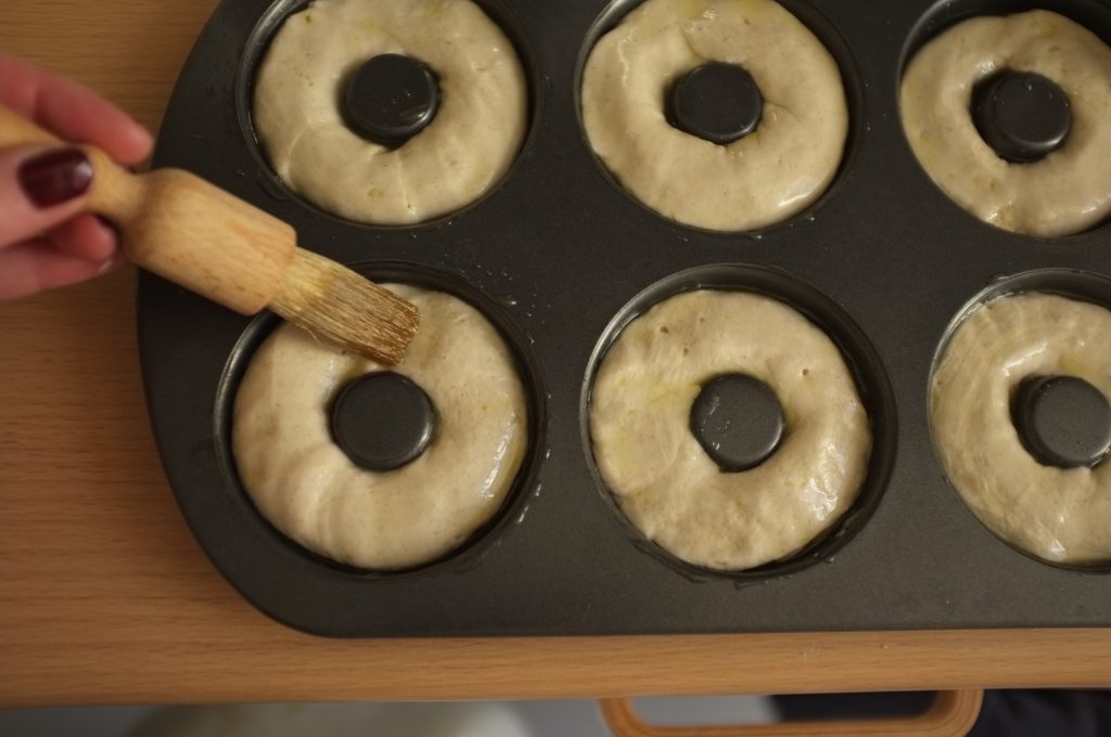 Je lisse le dessus de la pâte sans gluten avec le glaçage huile d'olive/eau à l'aide d'un pinceau à pâtisserie.