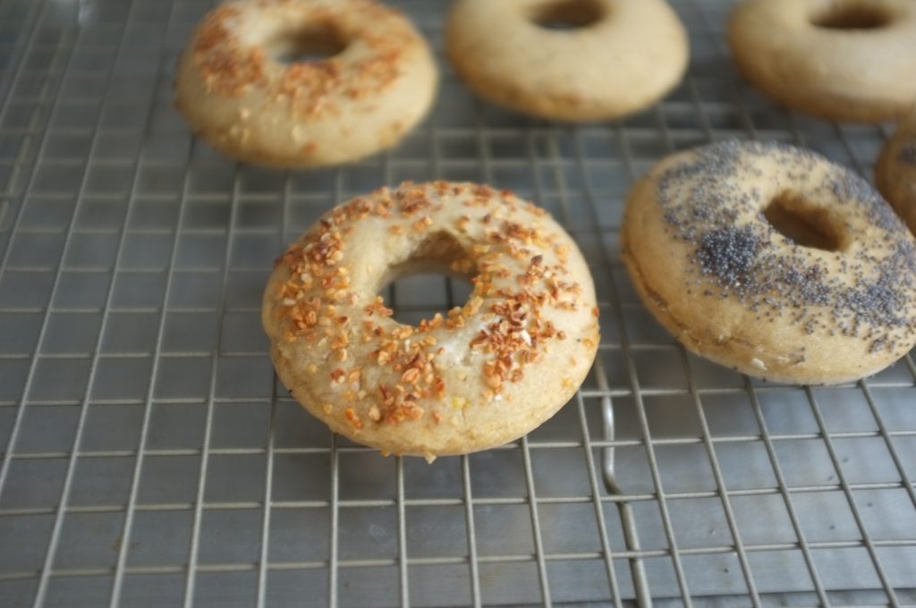 Je laisse refroidir mes bagels sans gluten sur une grille, ici la première fournée pendant que la second cuit...