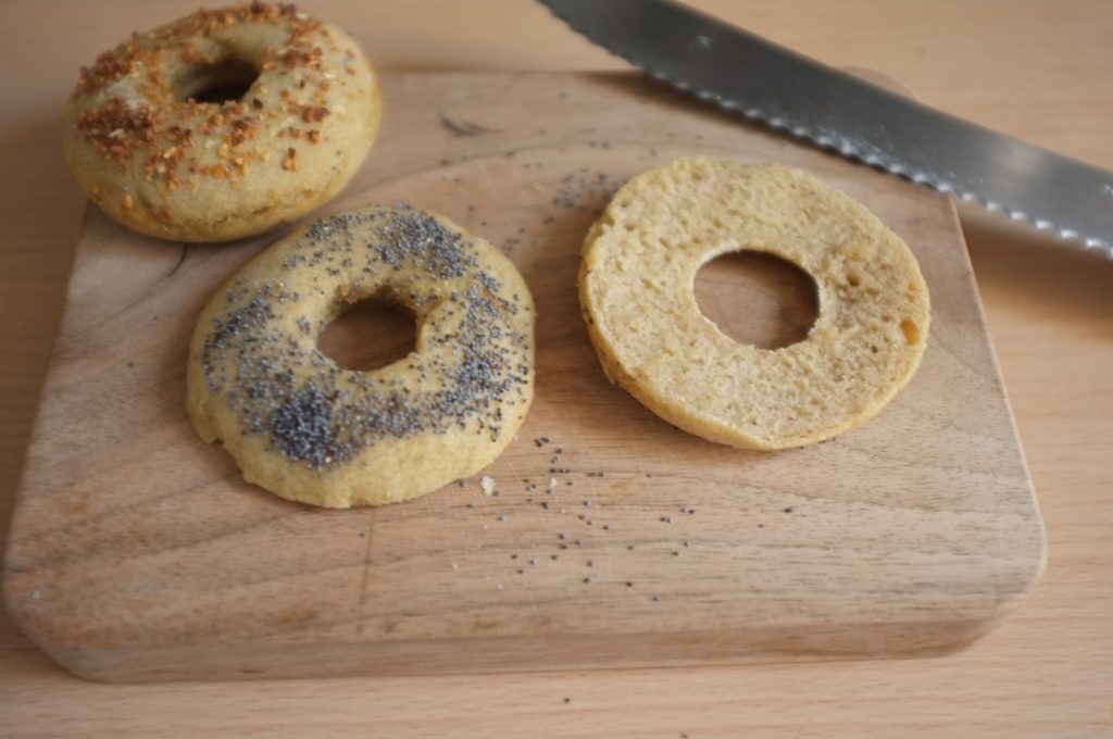 La mie sans gluten des bagels est tendre et d'une belle couleur.