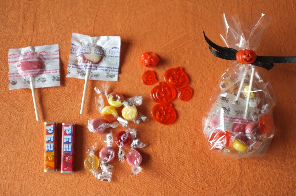 Voilà  la compostion des sachets sucrés pour les petits: sucettes aux fruits doux, petits bonbons aux fruits doux, tubes de fraise et orange, quelques citrouilles  et bague en plastiques.