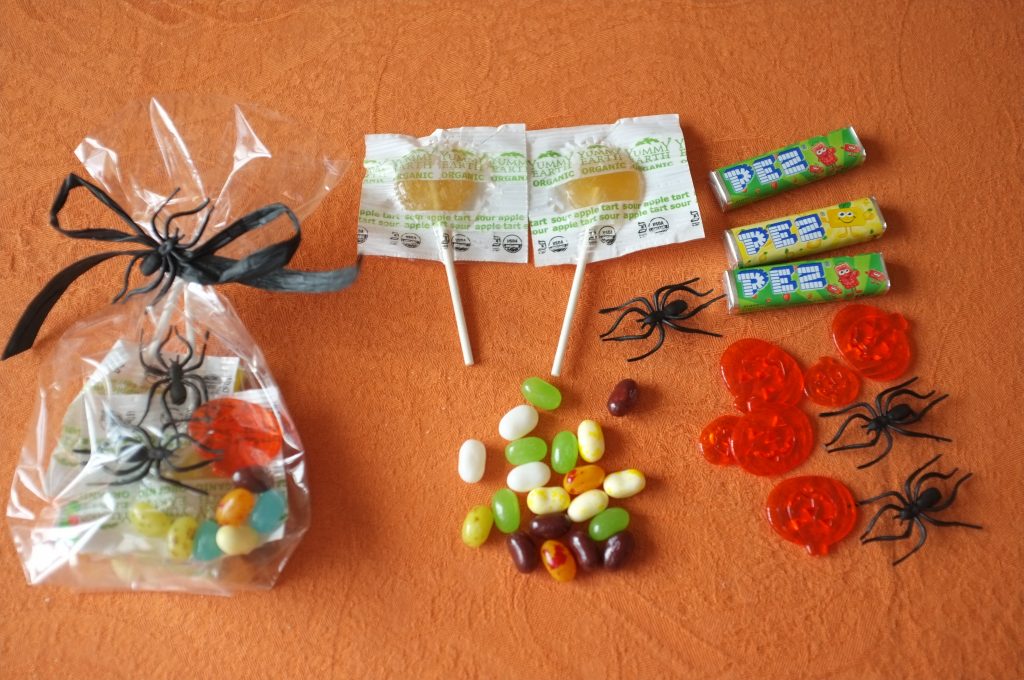 la composition des sachets pour les ados: des sucettes acidulées, des Jelly Belly aux goût acidulés avec quelques beans aux goûts bizarres chachés dedans , des tubes Pez aux parfums pomme verte et citron, quelques citrouilles et araignés en plastiques