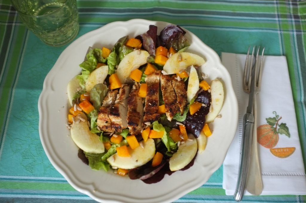 Ma salade au poulet, pomme granny et huile de courge.